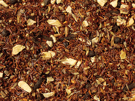 Rooibos Spicy Chai – cafeïnevrije thee met exotische kruiden in theekopje.