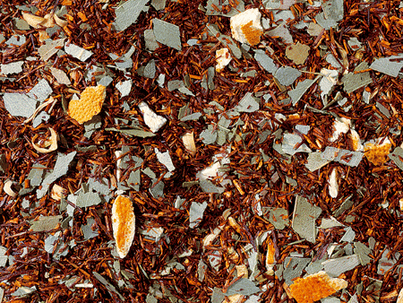 Losse rooibos thee met eucalyptus, sinaasappel en perzik – cafeïnevrije blend in theekopje.