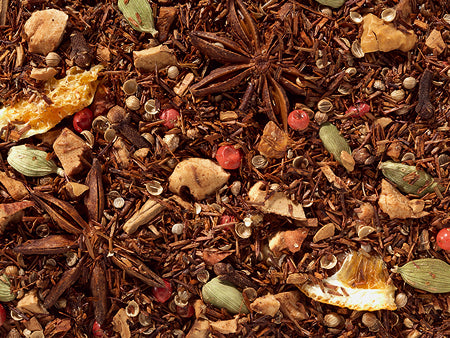 Rooibos Kerst Thee met sinaasappel, kardemom en kruidnagel in een kopje – winterse melange zonder cafeïne